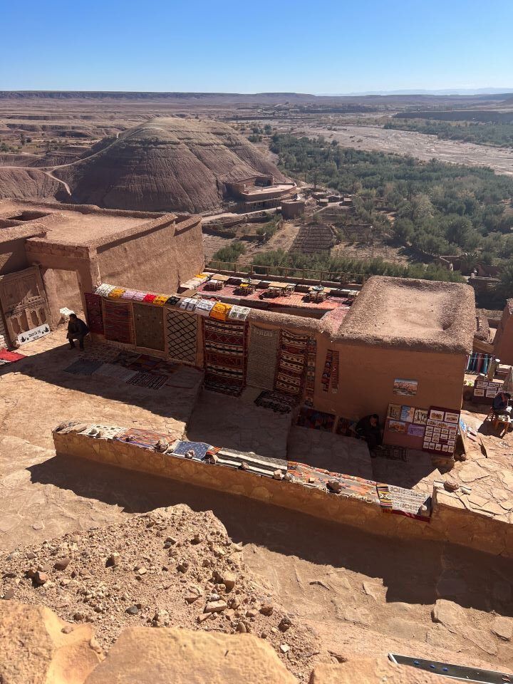 casa de barro con alfombras colgadas estilo marroquí en marruecos